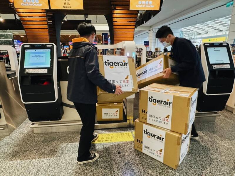 日本能登半島強震，死傷慘重。台灣虎航5日重新運行飛往新潟航班，這也是虎航於強震後首飛新潟，特別運送了6箱物資到當地。