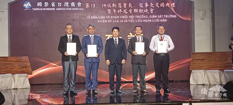 韓國耀代表僑務委員會委員長徐佳青頒贈新任會長田坤長及監事長王吟寜賀狀、滿任會長吳明穎及監事長孔祥平感謝狀