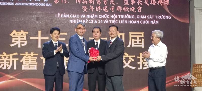 交接典禮在韓國耀見證及越南臺灣商會聯合總會總會長蔡文瑞監交下完成