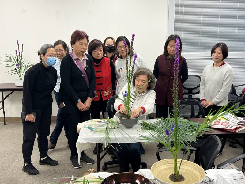 講師陳靜修(坐者)親自教學示範