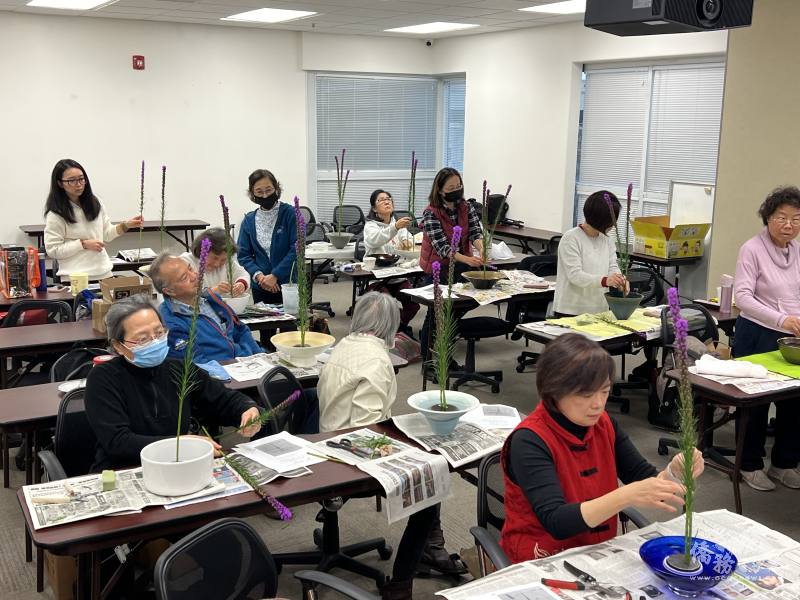 校友們專心聆聽學習