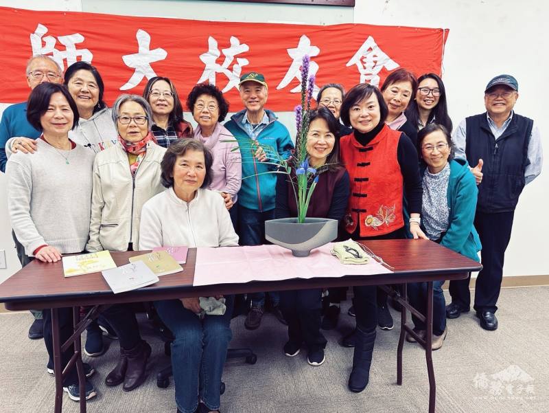 池坊插花入門硏習會，北加州師大校友合影