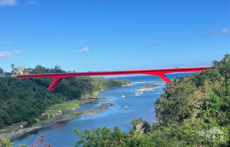 The bright red Donghe Bridge that overlooks the river running through Taiyuan Valley (泰源幽谷).