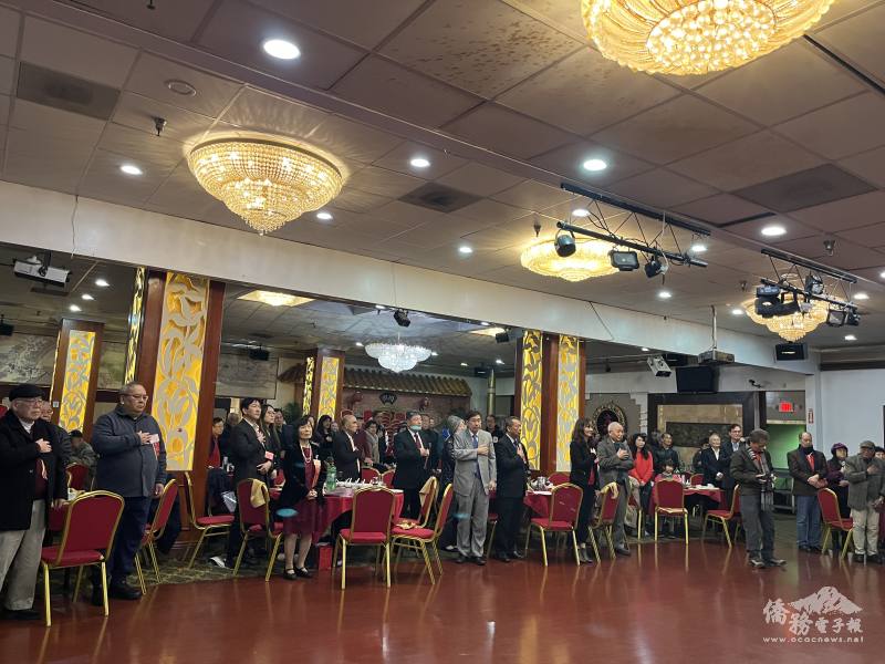 全體起立唱中美國歌