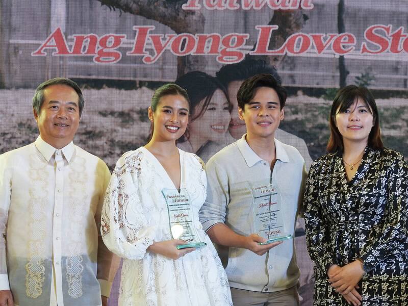 交通部觀光署今年在菲律賓委任首對情侶檔觀光大使加比加西亞（左2）和卡里爾拉莫斯（右2）宣傳台灣旅遊，盼更多菲國遊客愛上台灣。(陳妍君攝)