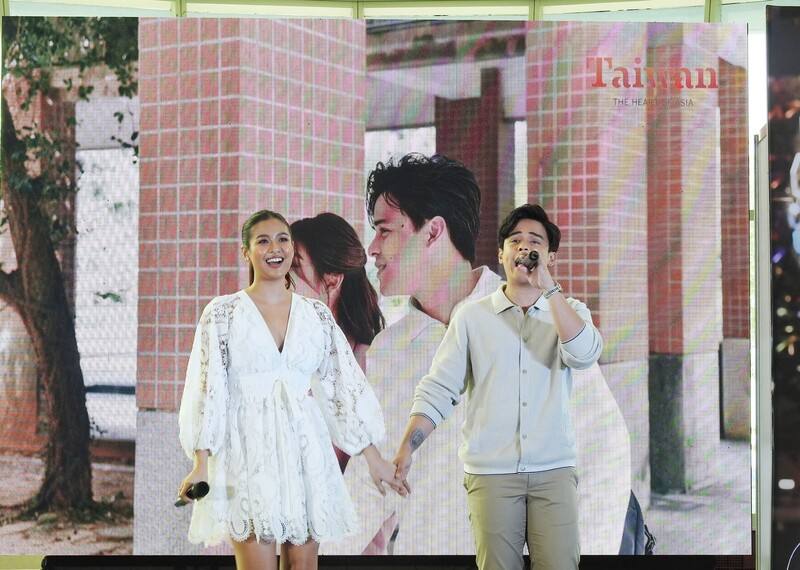 交通部觀光署6日舉辦今年菲律賓首場觀光推廣會。情侶檔觀光大使加比加西亞（左）和卡里爾拉莫斯（右）合唱「流星花園」主題曲。(陳妍君攝)