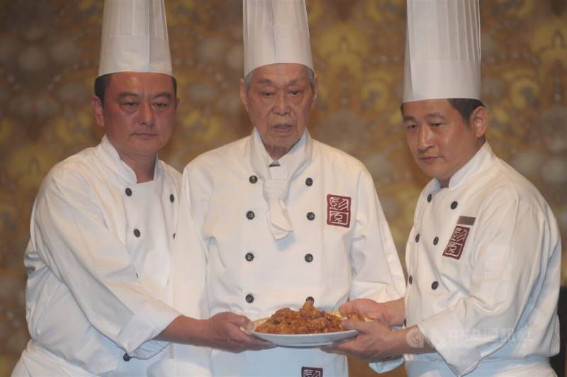 左宗棠雞創始人彭長貴（中）2014年5月29日在台北新店彭園會館開幕記者會上，現場料理左宗棠雞，讓大家認識這道名菜的作法與由來。