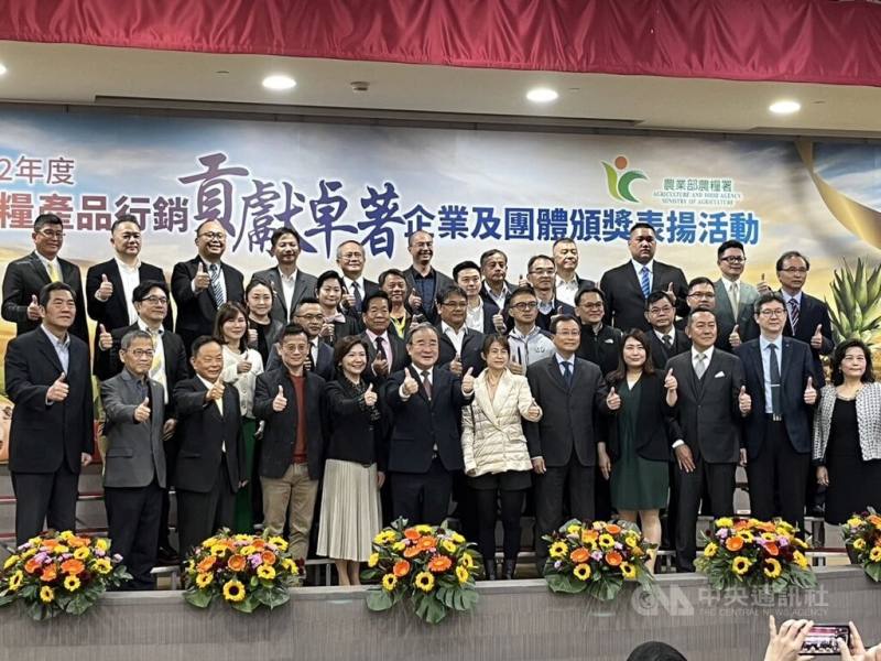 農業部農糧署9日舉辦「112年農糧產品行銷貢獻卓著企業及團體頒獎表揚活動」，由署長胡忠一（前左6）頒獎表揚鼎力協助推動農產品行銷，貢獻卓越的企業及團體37家。