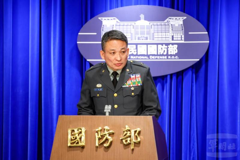訓次室軍事訓練處處長劉慎謨少將回覆記者提問。（軍聞社記者周昇煒攝）