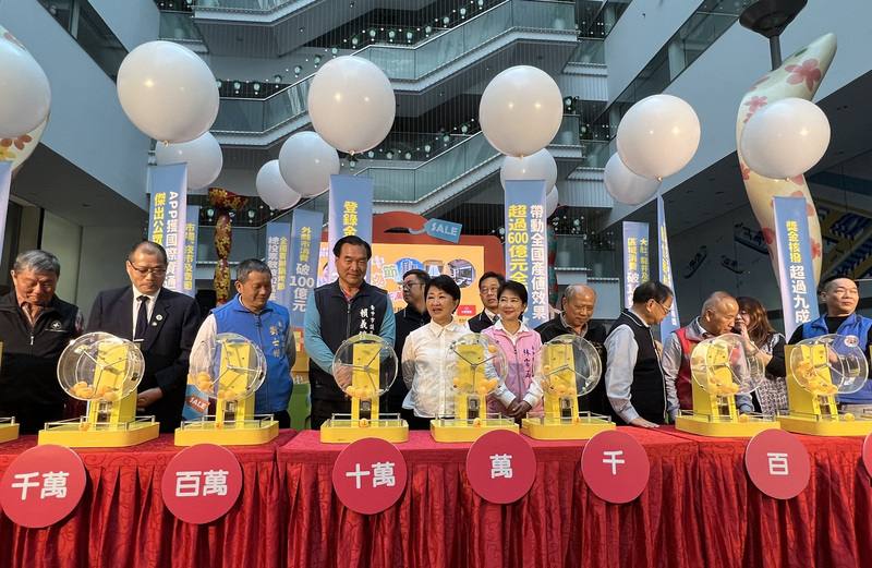 台中市政府9日在台灣大道市政大樓舉辦「壓軸抽好宅」記者會，由市長盧秀燕（前左5）與各局處首長共同抽出最大獎千萬好宅