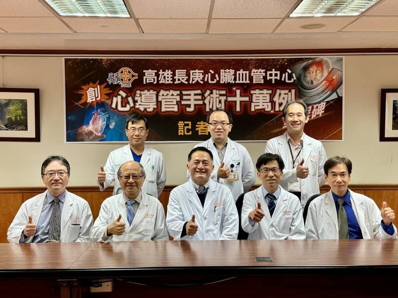 高雄長庚心導管手術突破10萬例，高雄長庚心臟內科團隊合影。
（高雄長庚提供）