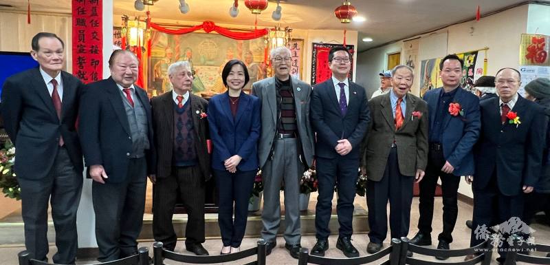 多倫多龍岡親義公所新舊任主席交接典禮圓滿成功，與會嘉賓合影留念（左起僑務諮詢委員陳勇儀、僑務諮詢委員張勝煥、多倫多龍岡親義公所主席張雅才、駐多倫多辦事處處長陳錦玲、多倫多龍岡親義公所副主席張永鋒、多倫多文教中心主任藍柏青、多倫多龍岡親義公所執行委員趙國源、多倫多龍岡親義公所副主席趙卓耀、多倫多龍岡親義公所副主席關錦相）