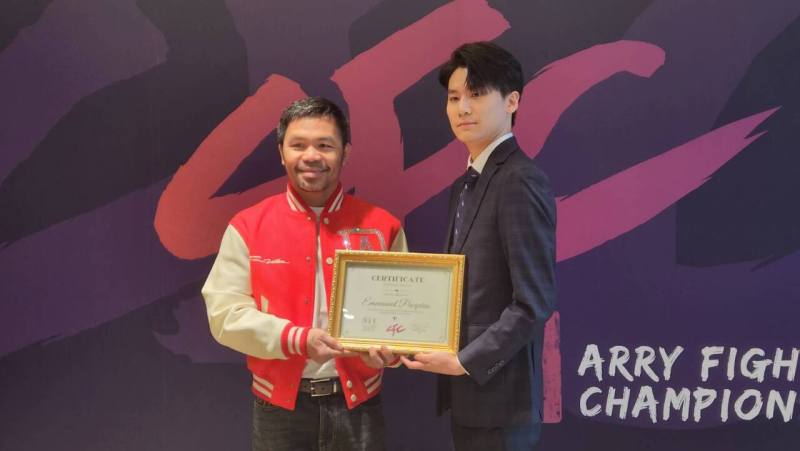 世界傳奇拳王曼尼·帕奎奧(Manny Pacquiao)(左)9日現身台北，接受台灣格鬥運動股份有限公司執行長顏宥騫邀請，為即將於三月啓幕的台灣「鍇睿格鬥冠軍賽Carry Fighting Championship（CFC）」擔任聯盟榮譽主席