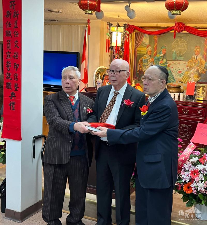 新舊任交接典禮上，多倫多龍岡親義公所精誠團結的精神一覽無遺（左起新任主席張雅才、印信監交人元老關和燊、卸任主席關錦相）