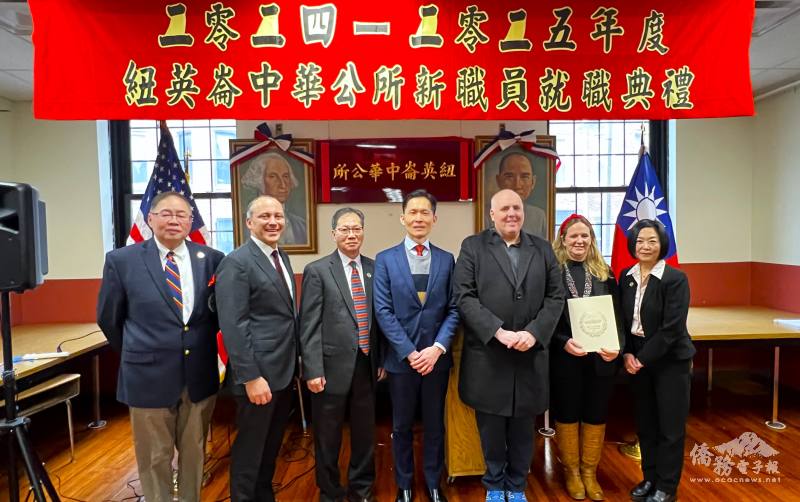 中華公所職員與廖朝宏(中)、麻州眾議員Aaron Michlewitz (左二)、波士頓市議員Ed Flynn (右三)、Erin Murphy (右二)合影