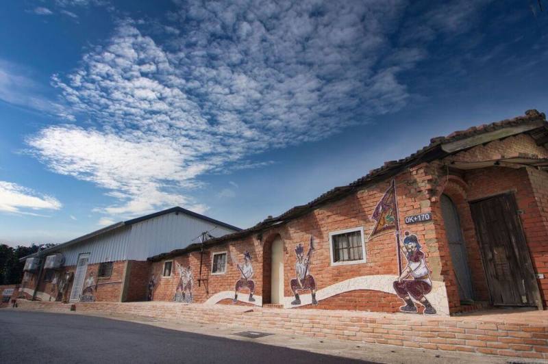 農村水保署攜手台南市後壁區頂長社區發展協會及長短樹安永堂祖師公廟修繕古厝、活化空間並打造217公尺長的粕面宋江文化廊道，拿下112年公共工程金質獎土木類特優。（農村水保署提供）