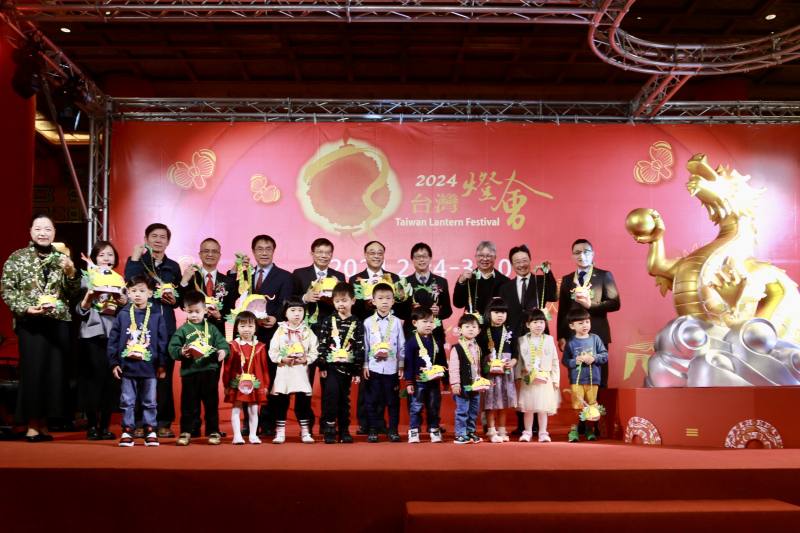 Tainan Unveils 2024 Taiwan Lantern Festival Main Lantern and Handheld Lanterns, Mayor Invites Everyone To Come Join The Fun In Tainan