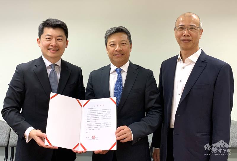 駐雪梨辦事處處長吳正偉(左)代僑務委員會委員長徐佳青頒發藍易振(中)賀函