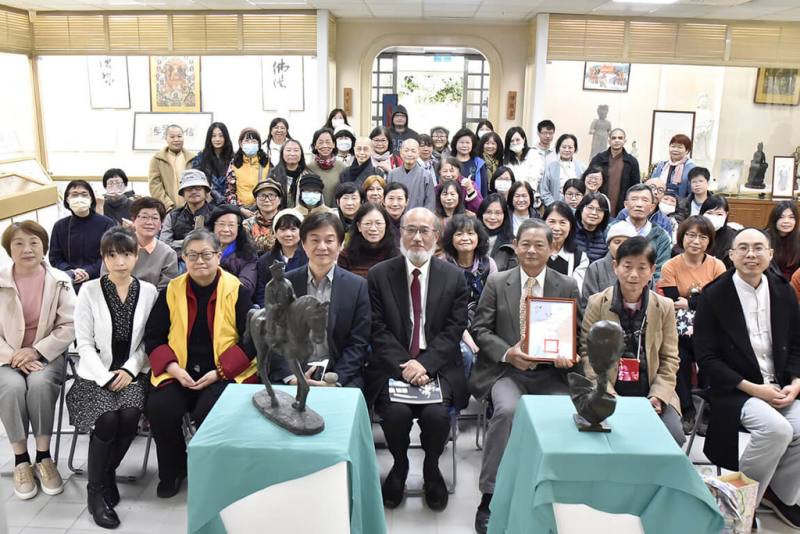 已故藝術家蒲添生之子蒲浩志（前右3）將蒲添生雕塑紀念館的作品「沉思者」與「三藏取經」捐贈給華梵大學文物館典藏。（華梵大學提供）