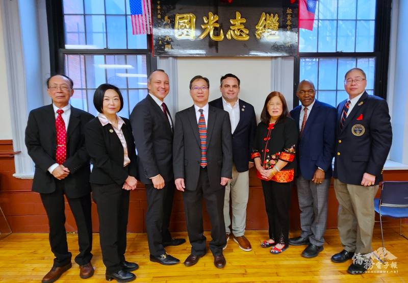 中華公所職員與政要合影。右四為麻州參議員Nick Collins；左三為麻州眾議員Aaron Michlewitz