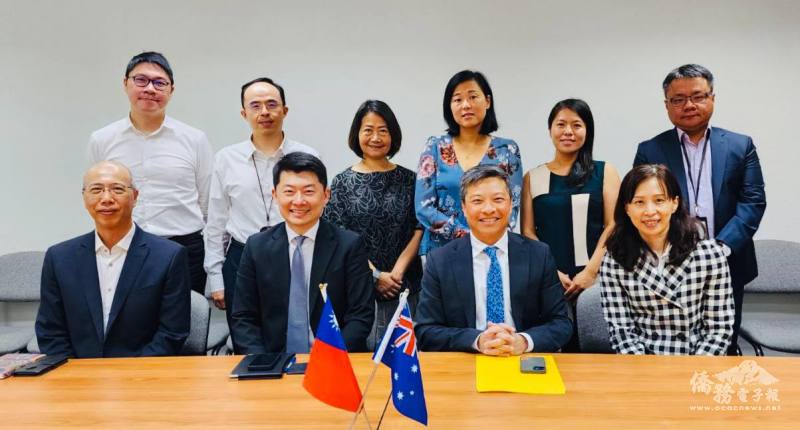 藍易振獲僑委會玉山僑務專業獎章，吳正偉與雪梨文教中心主任施博祥、 雪梨臺灣貿易中心主任蔡英庠等同仁祝賀