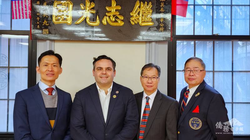 廖朝宏(左)應紐英崙中華公所主席雷國輝(右二)、英文書記阮鴻燦(右一)之邀，和麻州參議員Nick Collins合影