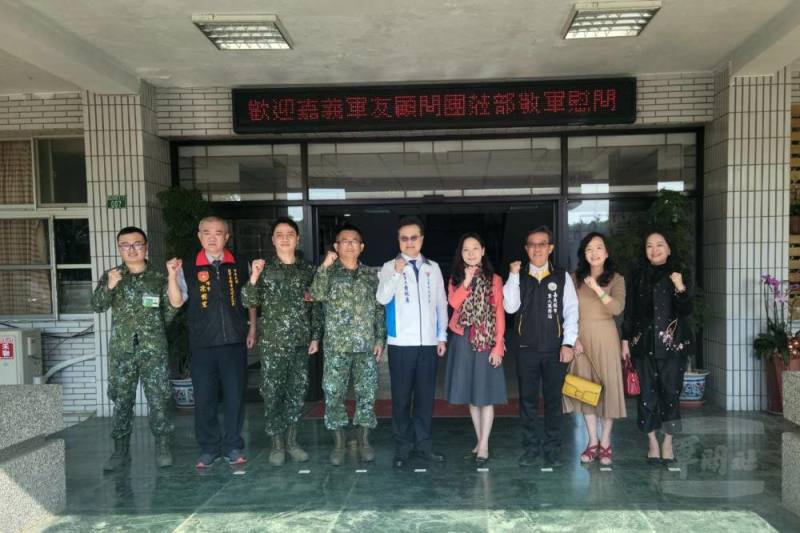 嘉義軍友顧問團團長蕭秋勇，率敬軍團前往陸軍步兵257旅敬軍慰問。（嘉義軍人服務站提供）