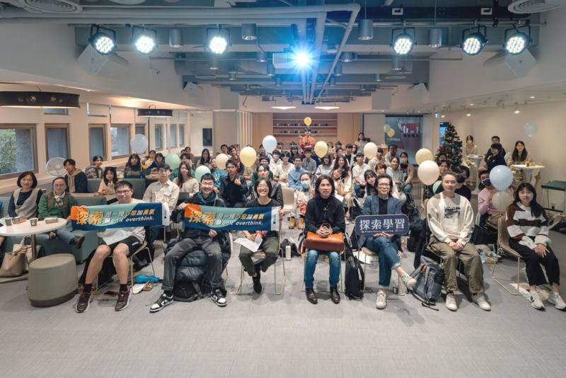 台灣大學創新設計學院實行探索學習計畫，讓學生能不休學就到任何場域學習，並舉行探索學習期末分享會，邀學生分享經驗。（台大提供）