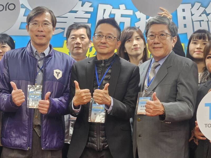 衛福部疾管署副署長羅一鈞（前中）10日出席台灣疫苗推動協會舉辦的記者會時提到，呼吸道融合病毒（RSV）疫苗來台申請藥證，有望今年投入自費市場。