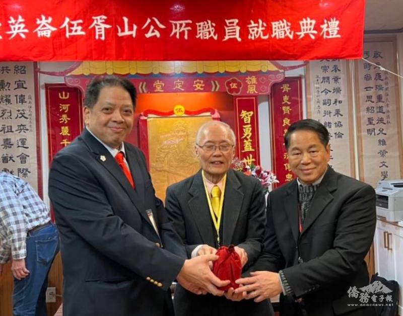 伍輝民(中)卸任主席一職交棒給伍振中 (右)、伍偉業(左)。(伍氏宗親會提供)
