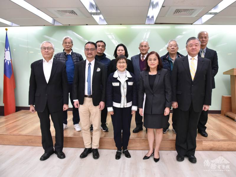 徐佳青(前排中)、劉秀珠(前排右2)與貴賓合影