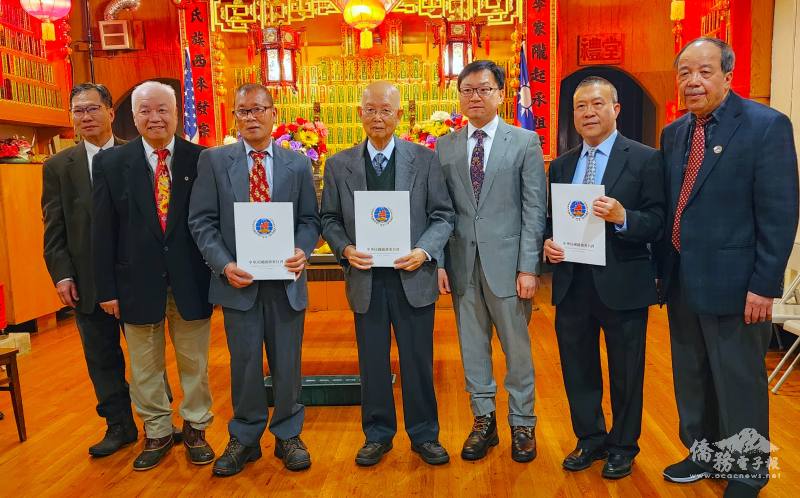 文教中心主任潘昭榮(右三)代表僑委會送上賀狀及感謝狀給卸任與就任李氏主席李源沛(右二)、李天生(中)、李德源(左三)。右一為司儀李奇舜、左一為紐英崙中華公所主席雷國輝。