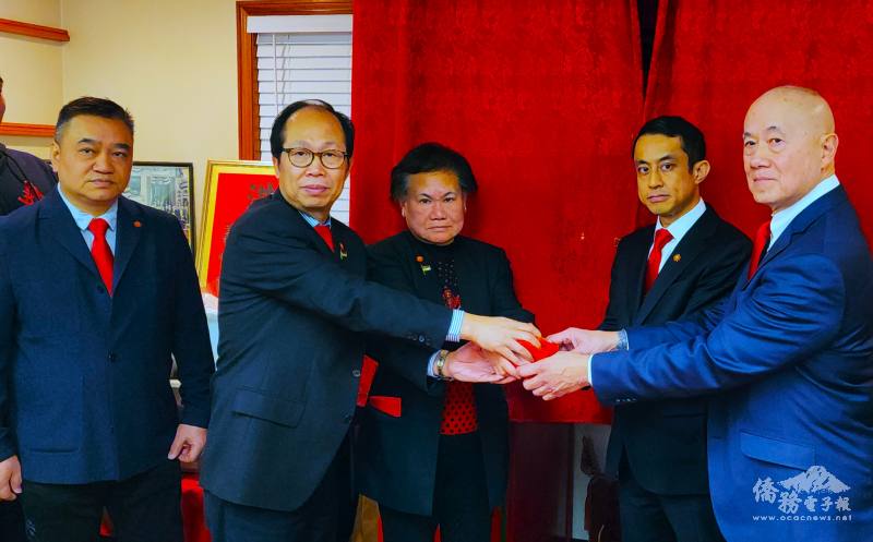 新任主席胡振勝(右1)、黎亦置在總理余麗媖見證中，從卸任主席梅少華手中接過印信。左為核數周柏堅