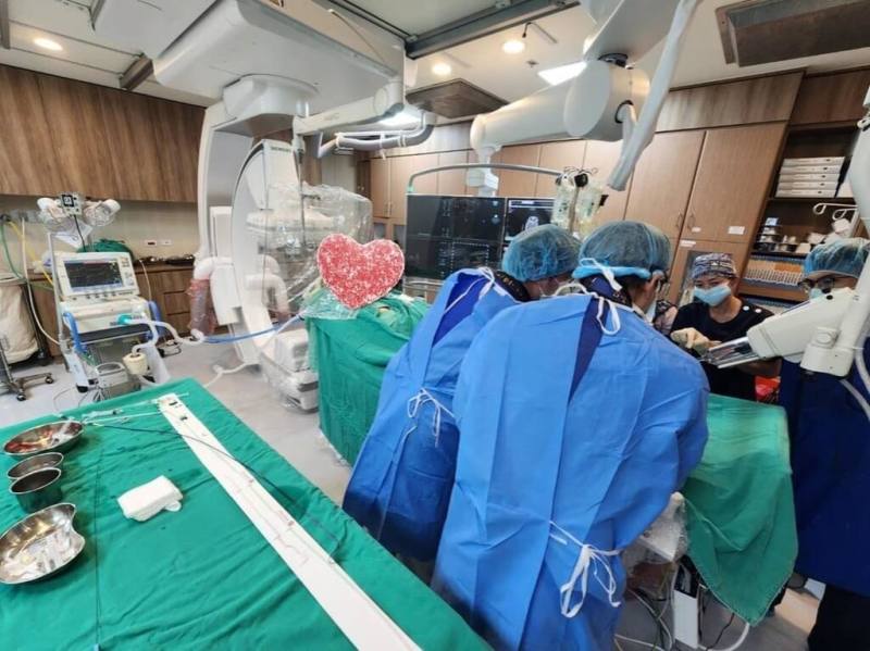 衛福部澎湖醫院新建置高階心血管攝影用X光機，不僅能執行心臟功能介入手術，更可運用內建高解析影像系統執行顱內血管攝影及取栓手術，一名85歲老翁就在40分鐘內順利完成「顱內血栓移除」手術，目前生命徵象恢復穩定，治療成效顯著。（衛福部澎湖醫院提供）