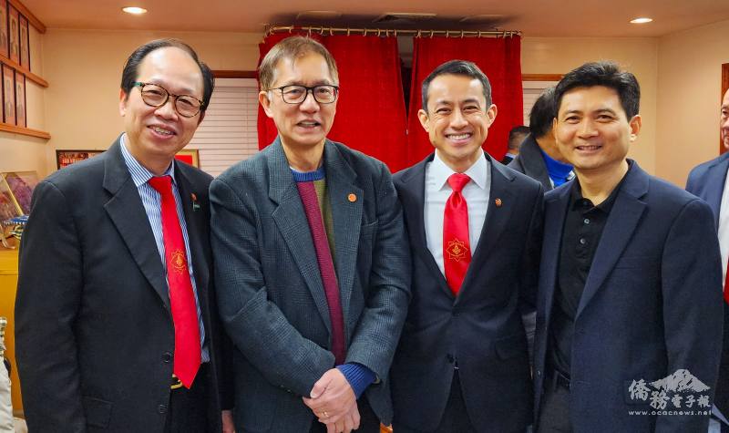 黎亦置(右二)感謝江輝輝 (右一)等三益公所宗親到場祝賀；卸任主席梅少華(左一)也來同喜