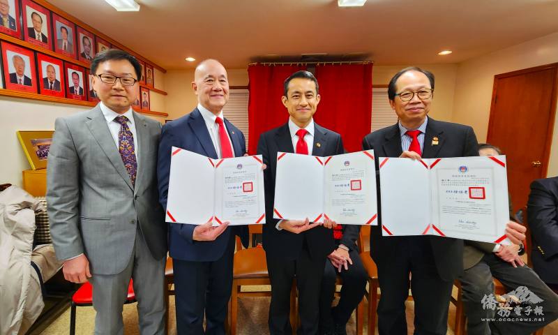 波士頓文教中心主任潘昭榮(左1)代表僑委會送上賀狀及感謝狀給胡振勝、黎亦置、梅少華