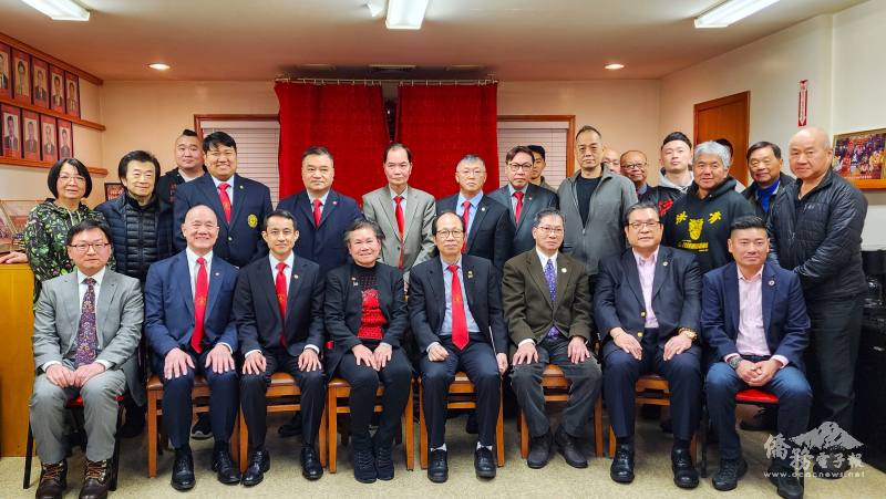 洪門職員與嘉賓合影。前排左起，潘昭榮、胡振勝、黎亦置、余麗媖、梅少華、雷國輝、陳仕維、陳偉民