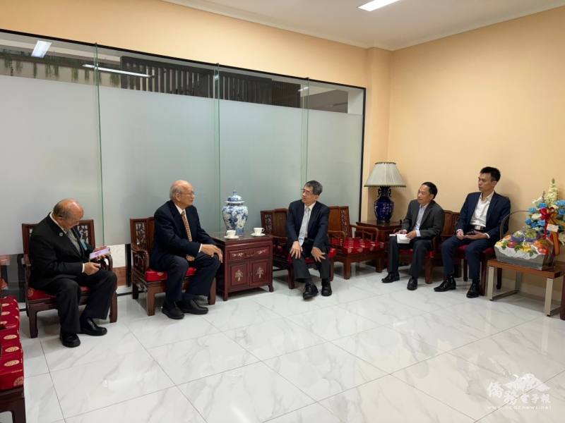 拜會人員與大使張俊福及代表處同仁意見交流
