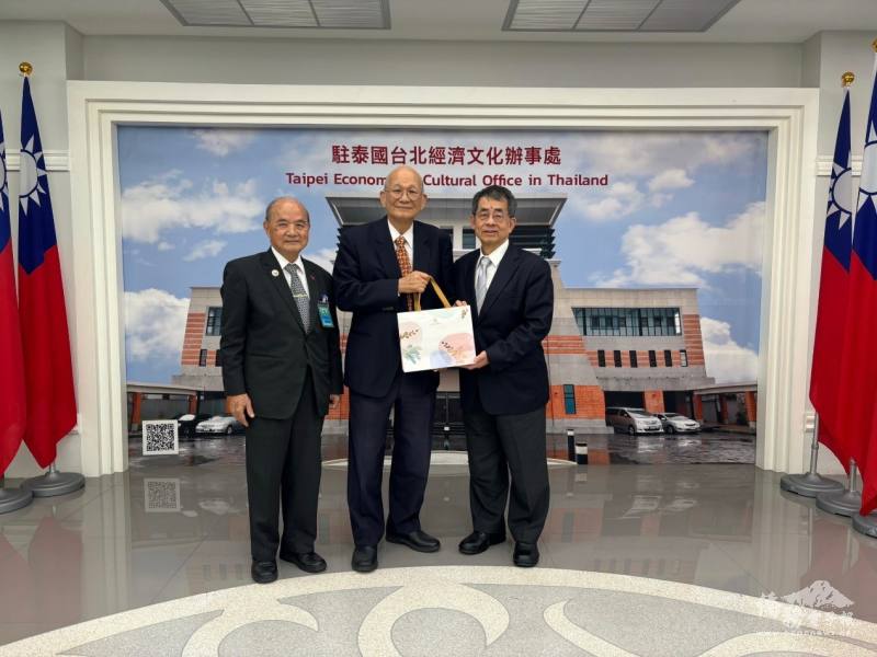 張俊福(右)與董事長賴南興及監事長黃正男合影