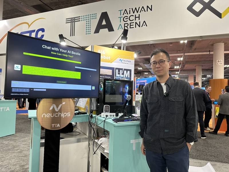台灣總經理的創鑫智慧執行長劉景慈曾任英特爾，專精開發高能源效率AI，他在CES現場向中央社展示插入公司AI晶片後的PC運作，操作介面如同「聊天機器人」的對話方式並不複雜。
