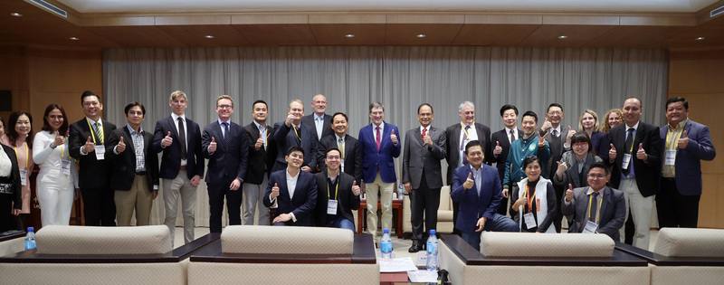 立法院長游錫堃（後中右灰西裝紅領帶者）11日下午在立院接見亞洲自由民主聯盟（CALD）暨國際自由聯盟（LI）觀選團，並與訪團成員合影。