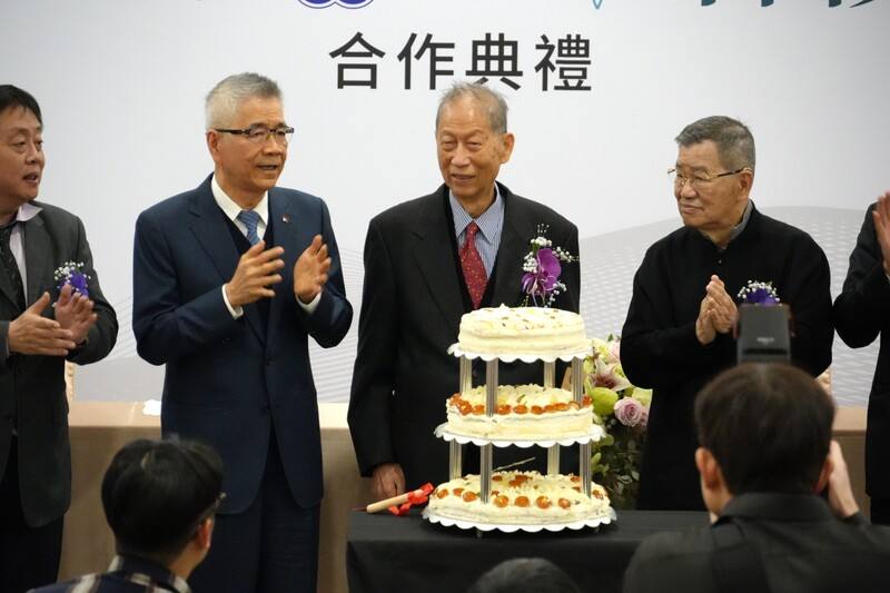 在信義企業集團創辦人周俊吉（左2）穿針引線下，政治大學與文化大學將共同設立「文政講堂」，周俊吉11日出席簽約典禮，會中並替恩師、文大退休教授王寶輝（左3）慶生。