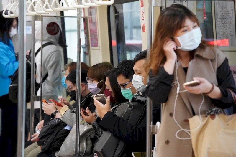 新冠、流感病毒都仍在社區流竄，疾管署建議參加造勢、返鄉投票戴口罩。圖為通勤民眾搭乘台北捷運時配戴口罩。