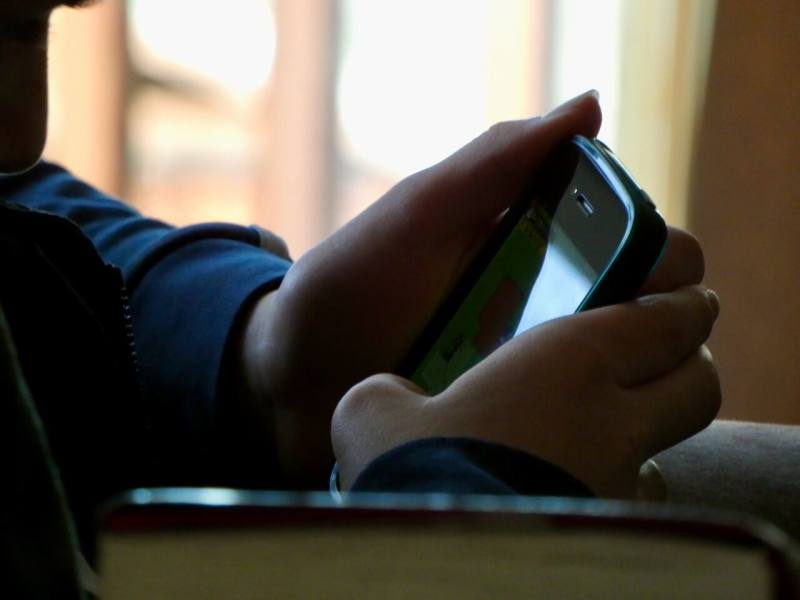 NCC調查16歲以上民眾住處電話使用情形，有51.8%民眾「僅使用行動電話」。(圖：unsplash)