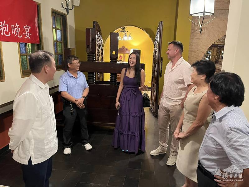 韓志正與僑民寒暄，樂見僑界第二代融入當地