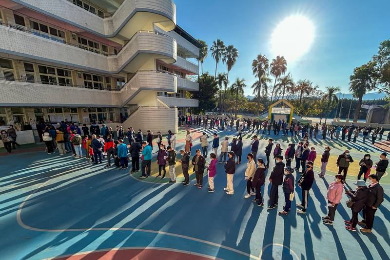總統副總統及立委選舉13日投票，新北市板橋區一處投開票所大排長龍。