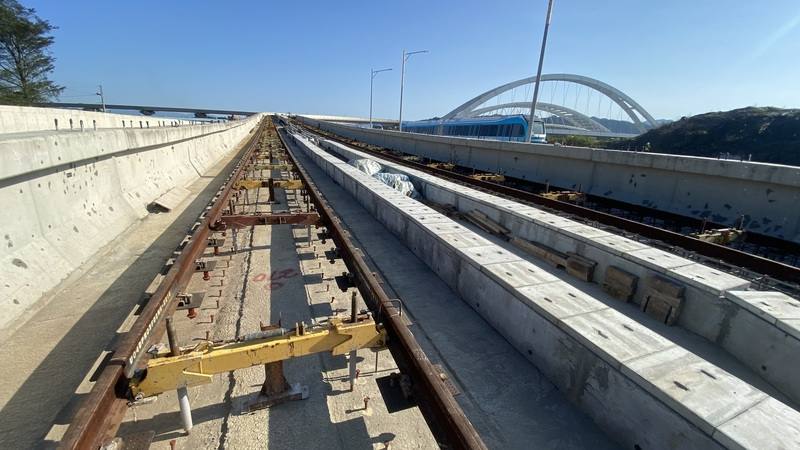 新北市府捷運局14日表示，捷運三鶯線全線合龍作業已完成，正全面鋪設軌道（圖）、機廠施工，預計今年底，列車於橫溪站至鶯歌車站優先路段動態測試。