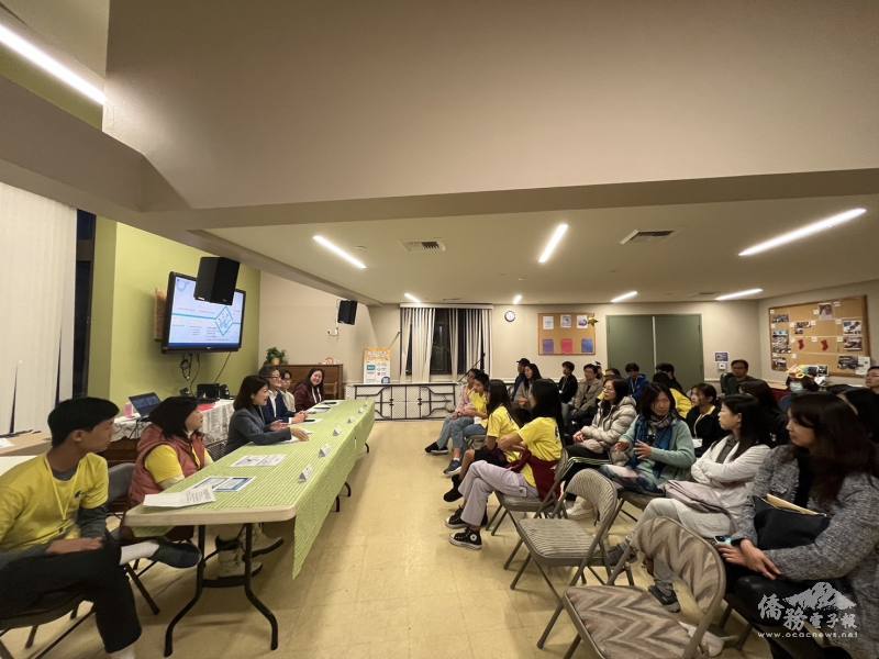 家長與學員踴躍提問海外青年英語服務營的細節