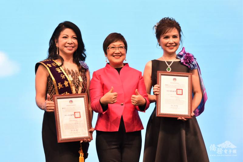 僑委會委員長徐佳青(中)致贈新任會長林瑟宜(右)賀狀及滿任會長歐淑芳(左)感謝狀