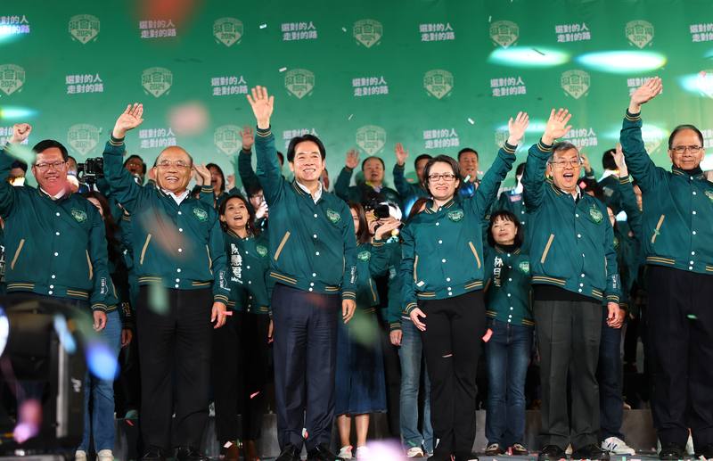 2024總統大選13日晚間結果出爐，民進黨正副總統候選人賴清德（前左3）、蕭美琴（前右3）贏得勝利，兩人率領競選團隊出面向支持者致意。